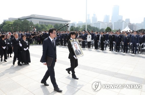 Les funérailles du chef du groupe parlementaire du parti de la Justice Roh Hoe-chan sont en cours le vendredi 27 juillet 2018 à l'Assemblée nationale à Séoul.