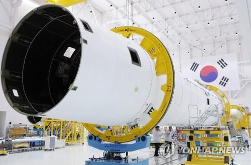 Des ingénieurs examinent le premier étage de Nuri, la première fusée sud-coréenne porteuse d'un satellite, au centre spatial Naro à Goheung, à 485 kilomètres au sud de Séoul, le mercredi 15 janvier 2020.