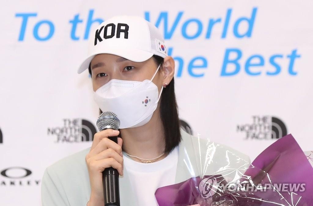 La volleyeuse Kim Yeon-koung parle devant les journalistes à l'aéroport international d'Incheon le 9 août 2021 après être rentrée des Jeux olympiques de Tokyo.