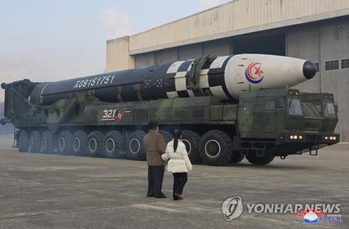Le dirigeant nord-coréen Kim Jong-un regarde avec sa fille un missile balistique intercontinental (ICBM) Hwasong-17 le vendredi 18 novembre 2022, a rapporté le lendemain l'Agence centrale de presse nord-coréenne (KCNA). (Utilisation en Corée du Sud uniquement et redistribution interdite)