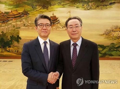 韓国首席代表の金ホン均氏（左）と中国首席代表の武大偉氏＝２２日、北京（聯合ニュース）