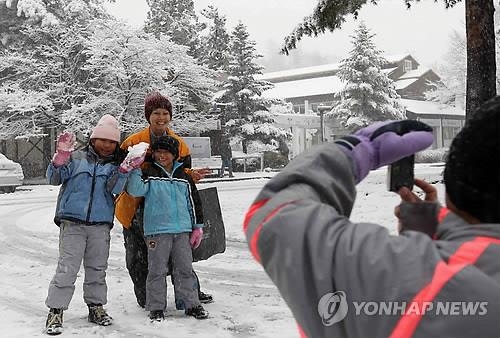 韓国の冬を楽しむ観光客＝（聯合ニュース）