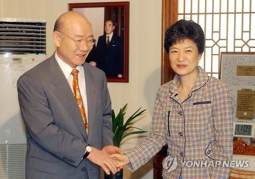 ２００４年、全斗煥元大統領（左）と握手する当時の朴槿恵ハンナラ党代表（資料写真）＝（聯合ニュース）