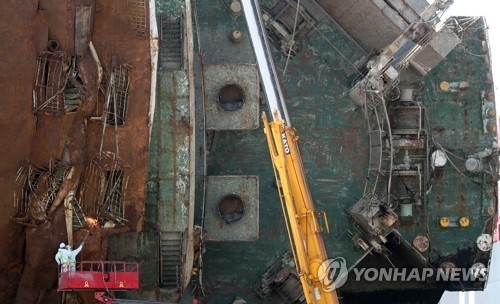 陸揚げされたセウォル号の船内捜索が続いている＝１９日、ソウル（聯合ニュース）