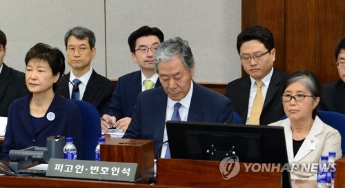 ５月２３日、ソウル中央地裁で開かれた初公判に出廷した朴槿恵被告（手前左端）＝（聯合ニュース）