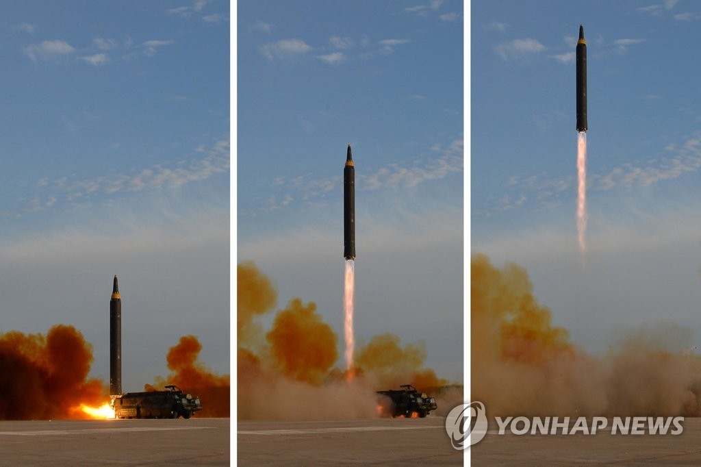 北朝鮮が公開した「火星１２」の発射の様子=１６日、ソウル(朝鮮中央通信＝聯合ニュース) 