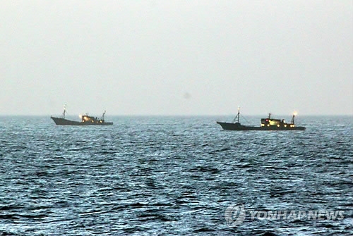 北朝鮮水域で操業するため東海岸を移動する中国漁船＝（聯合ニュース）