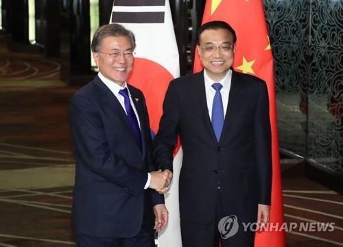 中国の李克強首相（右）と会談した文大統領＝１３日、マニラ（聯合ニュース）