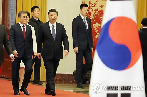 歓迎式の会場に入る文大統領（左）と習主席＝１４日、北京（聯合ニュース）
