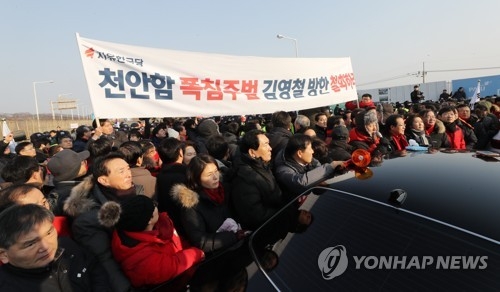 道路の一部を占拠し、反対運動を展開している最大野党の「自由韓国党」＝２５日、坡州（聯合ニュース）