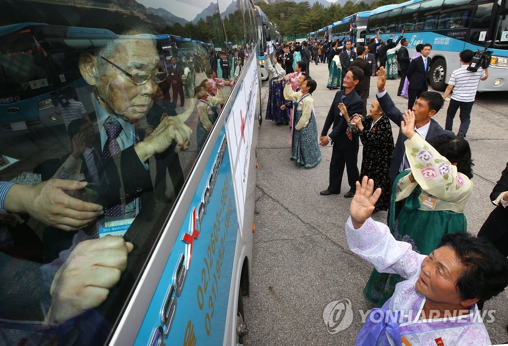 １５年１０月、北朝鮮の金剛山で開かれた離散家族再会行事（資料写真）＝（聯合ニュース）