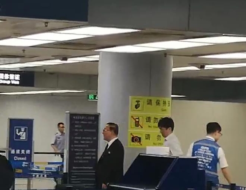 平壌に向かうため空港に到着した池大使（右から３人目）＝１８日、北京（聯合ニュース）