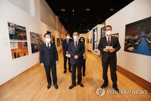大韓民国歴史博物館で開幕した国際報道写真展=24日、ソウル(聯合ニュース)