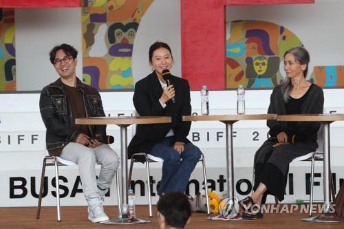 アジアプロジェクトマーケットを通じて製作された韓国映画「ハー・ストーリー」（原題）のミン・ギュドン監督（左端）と主演のキム・ヒエ（中央、資料写真）＝（聯合ニュース）