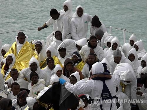 지중해 또 '난민 참사'…중화상 아프리카인 20명 구조 - 2