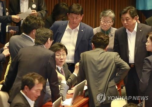 2시간만에 끝난 '국회법' 난타전…고성·비아냥 얼룩 - 2