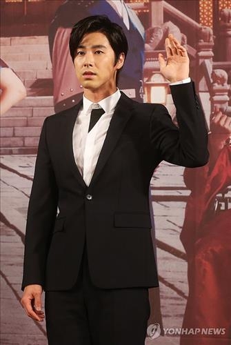 동방신기 유노윤호 입대…아시아권 팬들 몰려 - 2