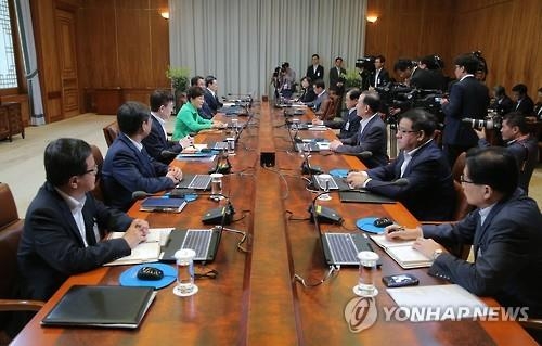 靑 "北 진정성 이산상봉이 첫단추"…남북관계 신중론 - 2