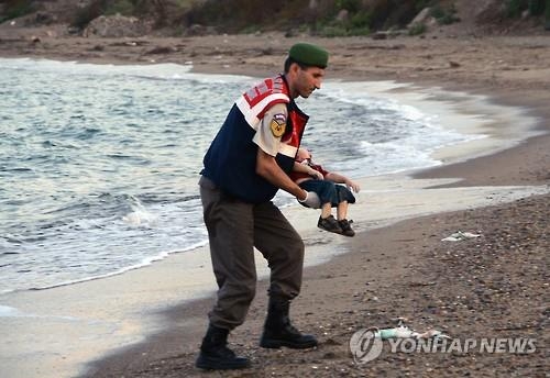 난민아이 익사 비극에 "미국도 시리아난민 더 받아라" 압박 커져 - 3