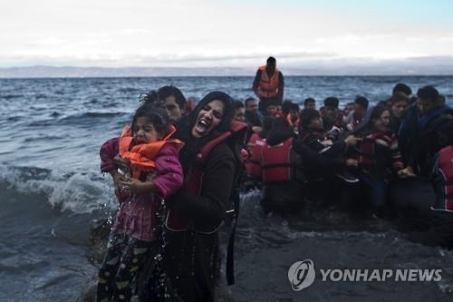 에게해 그리스 섬 도착 난민 급증세…하루 7천명 넘어 - 2