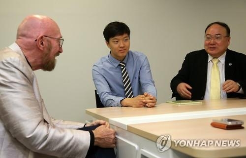 송유근 논문 표절의혹 제기…원저자 "절대 아니다"1