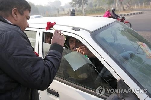 뉴델리 차량 홀짝제 높은 호응…대기오염 개선 효과는 '글쎄' - 4