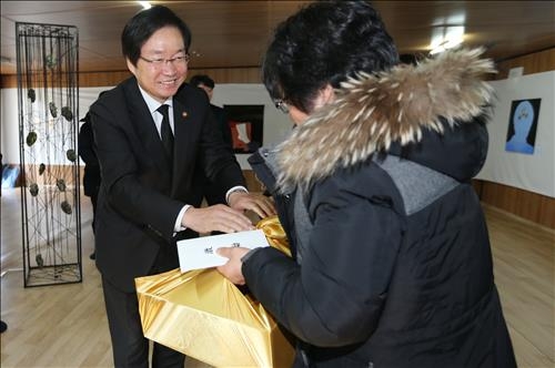 김영석 해수부장관 설 앞두고 팽목항 방문 - 3