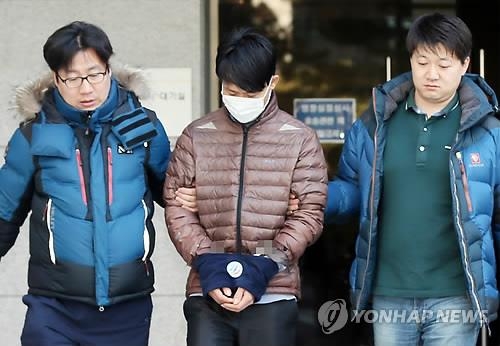 '인천공항 출입국심사대 뚫고 밀입국' 베트남인 구속 - 2
