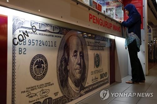 '간 큰' 말레이 투캅스, 현금차량 검문핑계 1억8천만원 강탈 - 2