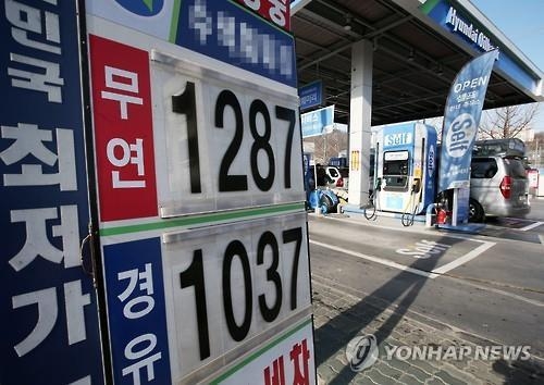 경유 10년만에 ℓ당 1천원대…하락세는 더뎌질듯(종합) - 2