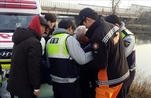 물에 빠진 노인 구한 시민영웅…"당연히 해야 할 일" - 2