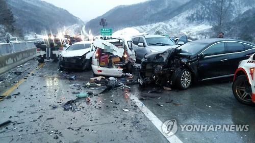 원주 중앙고속도서 차량 35대 연쇄추돌…10여명 부상(종합) - 2