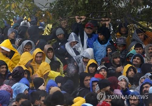 지난해 122만명이 EU 회원국들에 난민 신청 - 2