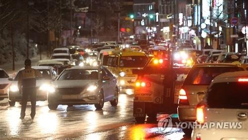 춘천 도로 곳곳 늑장 제설…빙판길 교통사고 잇따라 - 2
