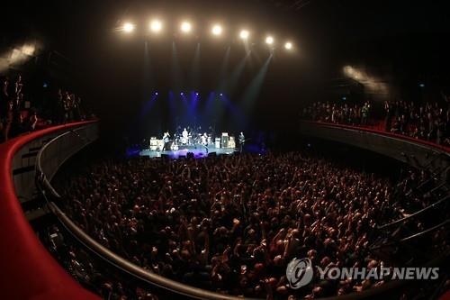 바타클랑 테러참사 록밴드, 총성에 중단된 공연 석달만에 마무리(종합) - 3