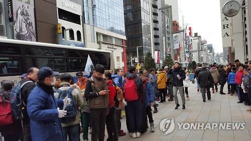 일본서 중국인들 쇼핑 변화…고급브랜드→실용품 - 2