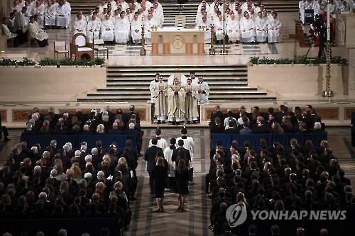 스캘리아 美대법관 장례식 엄수 수천명 애도…오바마 불참 논란 - 3