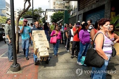 디폴트 위기 넘긴 베네수엘라…"빵 하나 사려고 가게 4곳 순회" - 2