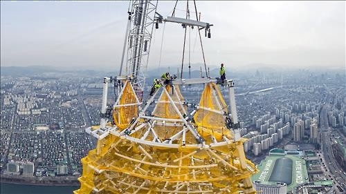 롯데월드타워 555m 완성됐다…최상층부 첨탑 완성1