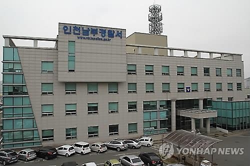 심야에 면허없이 오토바이 몰던 고교생 숨져 - 2