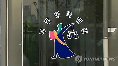 '김준수 화보' 액세서리 계약하다 돈 물어낼 뻔한 직원 - 3
