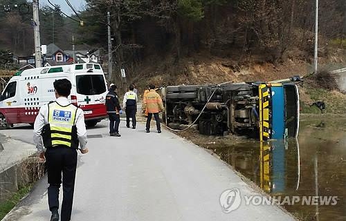 강릉서 12t 살수 트럭 넘어져…60대 운전사 숨져 - 2
