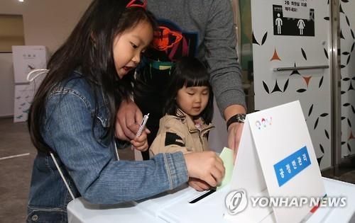 <선택 4.13> 햇살 비추자 젊은 유권자 눈에 띄게 늘어(종합) - 3