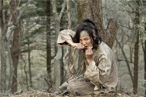 뱀 뜯어먹고 멍석말이 당하고…독기 품은 한류스타 장근석 - 2