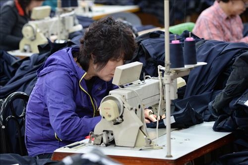 산업현장 50대는 막내…2∼3년후엔 숙련공 부족 심각 - 2
