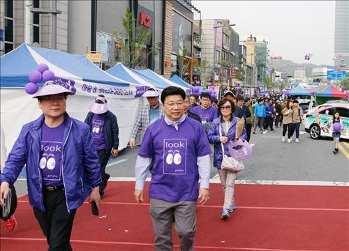 "황사야 물렀거라" 대전 칼국수축제·차없는거리 성황 - 3