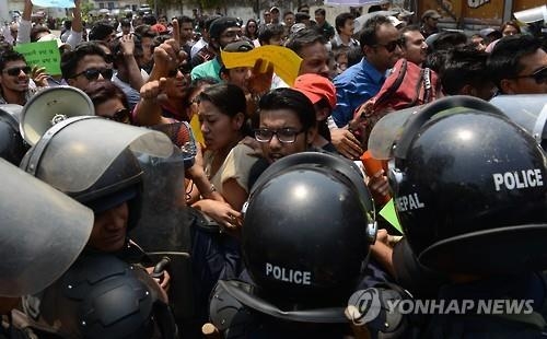 네팔대지진 1년 추모식…"아직도 400만명이 천막에 산다" 시위 - 4