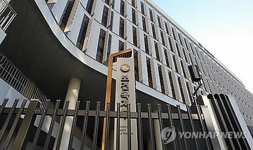 사회복지사, 시설 이용자에 손해 끼치면 자격취소까지 - 2