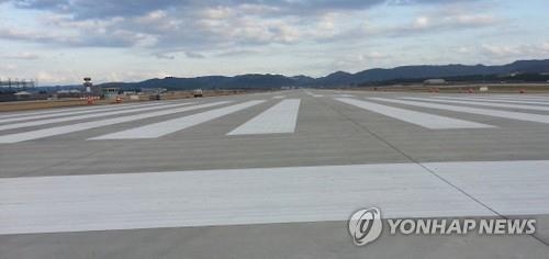 포항공항 46년 만에 새 단장…1천억 들여 활주로 포장 - 2