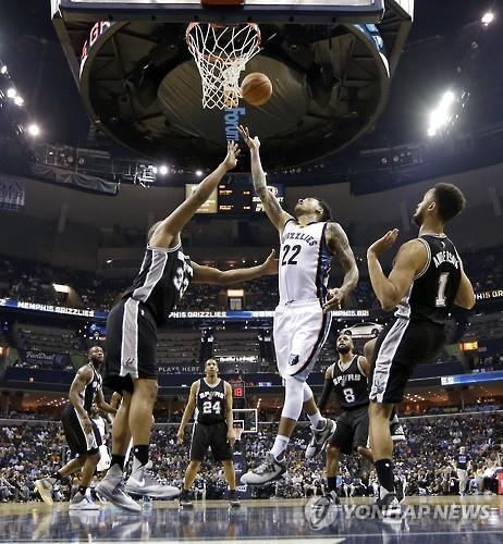 -NBA- 샌안토니오·클리블랜드, 4연승으로 2회전 진출 - 2